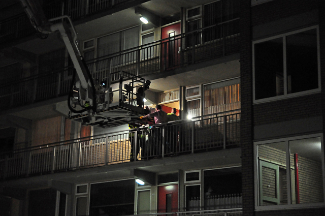 Hoogwerker brandweer wordt ingezet aan het Larixplein Waalwijk