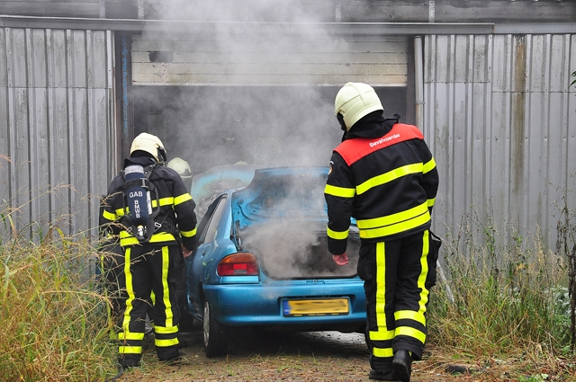 Auto vliegt in brand in garage Waalwijk