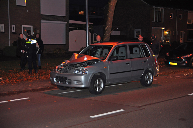 Automobilist botst achterop auto aan de Groenewoudlaan Waalwijk