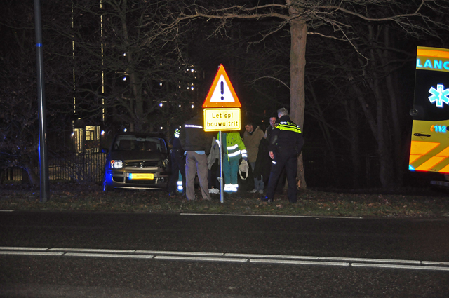 Automobiliste vliegt uit de bocht en ramt boom in Waalwijk
