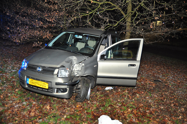 Automobiliste vliegt uit de bocht en ramt boom in Waalwijk