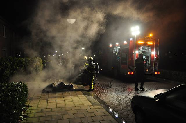 Containers gaan in vlammen op aan de Felix Timmermansstraat Waalwijk