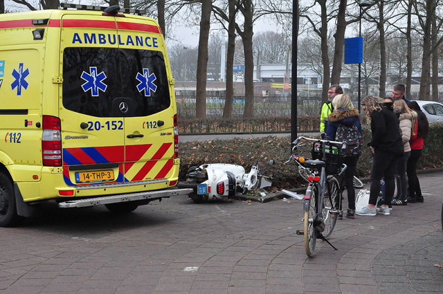 Meisje gaat hard onderuit met haar snorscooter aan de Akkerlaan Waalwijk