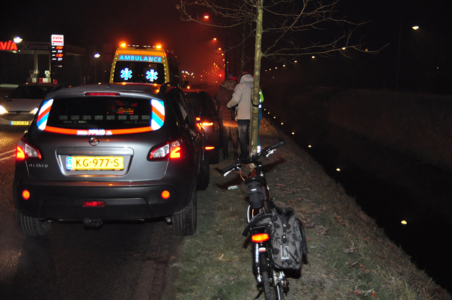 Vrouw belandt met fiets en al in de sloot aan het Halve Zolenpad Waalwijk