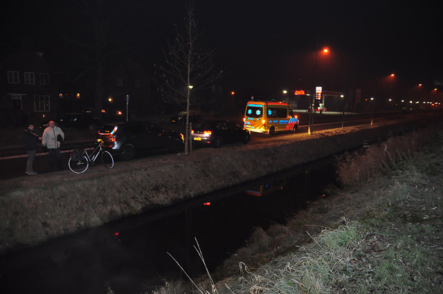 Vrouw belandt met fiets en al in de sloot aan het Halve Zolenpad Waalwijk