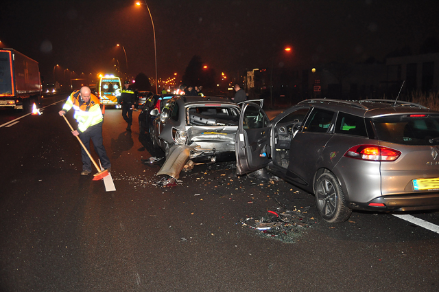 Flinke ravage op Midden-Brabantweg bij Waalwijk door botsing met meerdere auto's