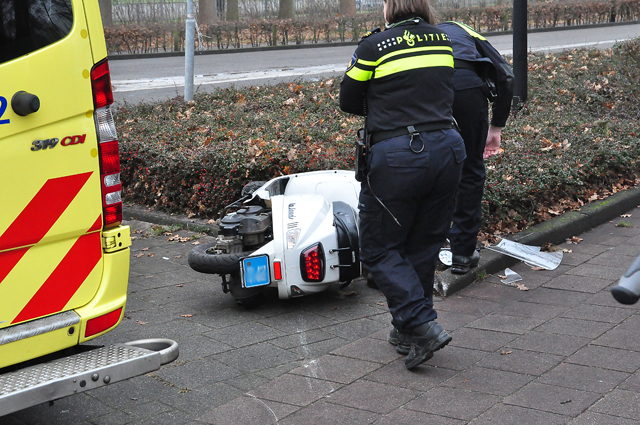 Meisje gaat hard onderuit met haar snorscooter aan de Akkerlaan Waalwijk