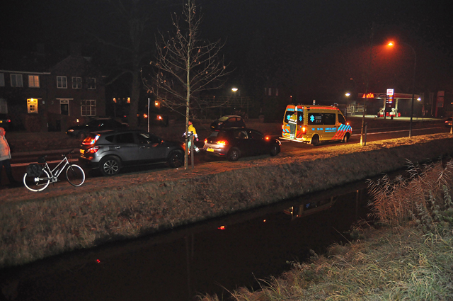 Vrouw belandt met fiets en al in de sloot aan het Halve Zolenpad Waalwijk