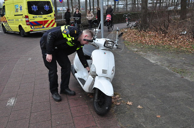 Meisje gaat hard onderuit met haar snorscooter aan de Akkerlaan Waalwijk