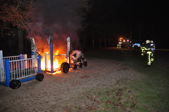 Speeltoestel gaat in vlammen op, waarschijnlijk in brand gestoken