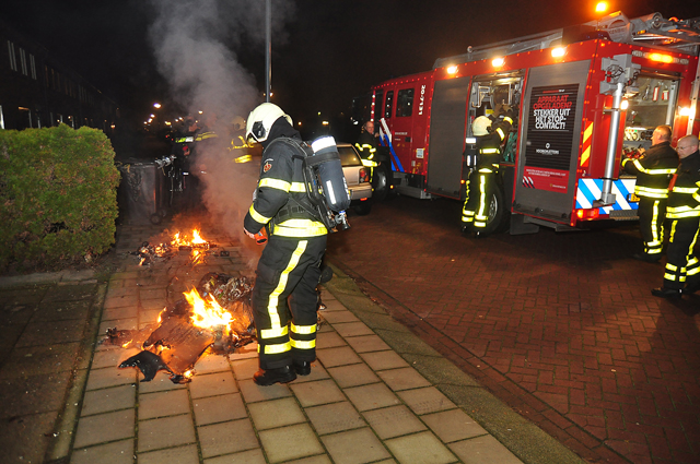 Containers gaan in vlammen op aan de Felix Timmermansstraat Waalwijk
