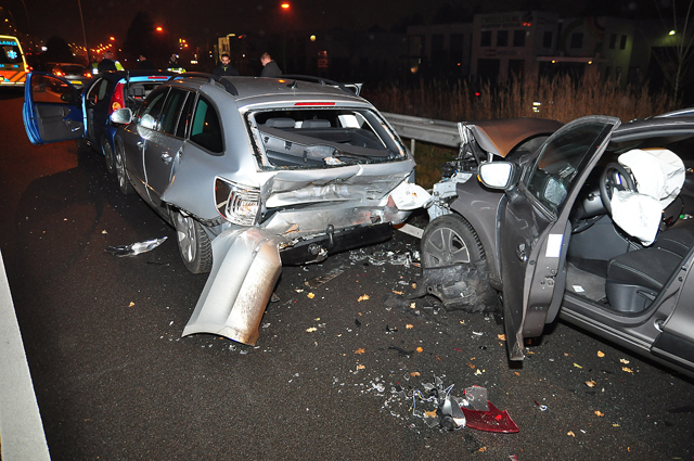 Flinke ravage op Midden-Brabantweg bij Waalwijk door botsing met meerdere auto's
