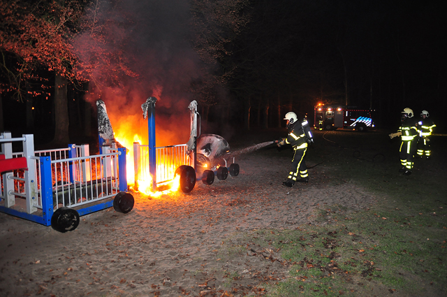 Speeltoestel gaat in vlammen op, waarschijnlijk in brand gestoken