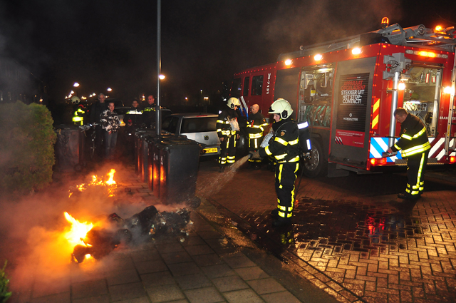 Containers gaan in vlammen op aan de Felix Timmermansstraat Waalwijk