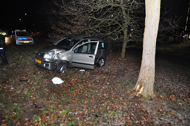 Automobiliste vliegt uit de bocht en ramt boom in Waalwijk