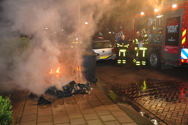 Containers gaan in vlammen op aan de Felix Timmermansstraat Waalwijk