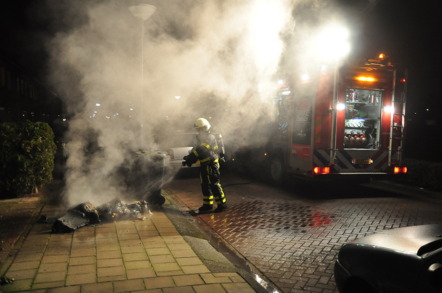 Containers gaan in vlammen op aan de Felix Timmermansstraat Waalwijk