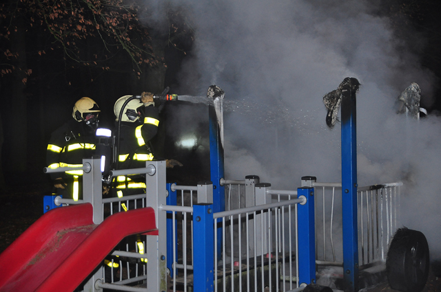Speeltoestel gaat in vlammen op, waarschijnlijk in brand gestoken