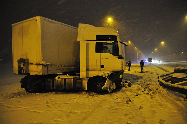 Sneeuwval veroorzaakt ongeluk op de A59 bij Waalwijk