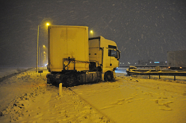 Sneeuwval veroorzaakt ongeluk op de A59 bij Waalwijk