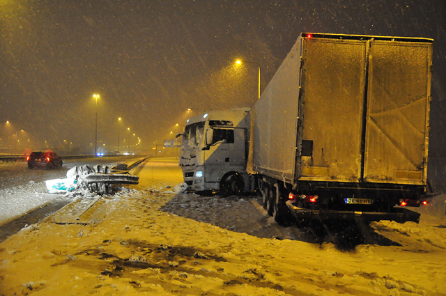 Sneeuwval veroorzaakt ongeluk op de A59 bij Waalwijk