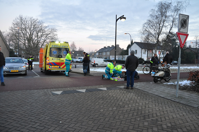 Scooterrijder gewond na aanrijding met fietsster in Waalwijk