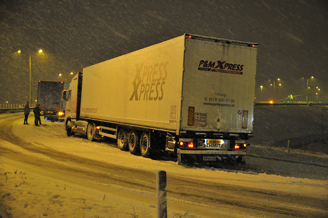 Sneeuwval veroorzaakt ongeluk op de A59 bij Waalwijk