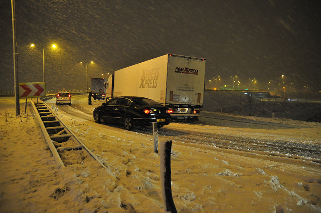 Sneeuwval veroorzaakt ongeluk op de A59 bij Waalwijk