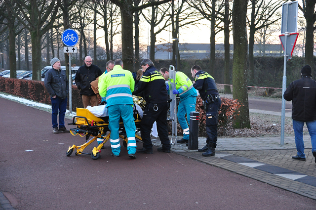 Scooterrijder gewond na aanrijding met fietsster in Waalwijk