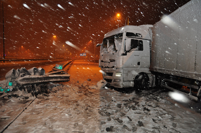 Sneeuwval veroorzaakt ongeluk op de A59 bij Waalwijk