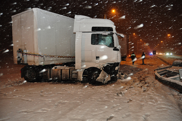 Sneeuwval veroorzaakt ongeluk op de A59 bij Waalwijk