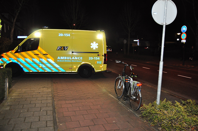 Man ligt zwaargewond op straat aan de Burg. Smeelelaan Waalwijk