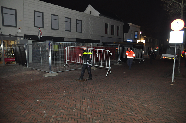 Omstanders zien scheuren bij winkelpand aan de Stationsstraat Waalwijk