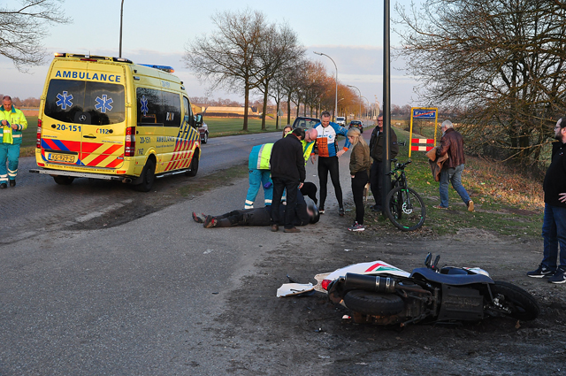 Scooterrijder klapt op auto en raakt gewond in Waalwijk