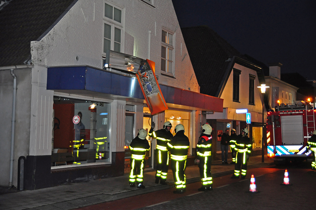 Stormschade bij Olympia uitzendbureau aan de Grotestraat Waalwijk