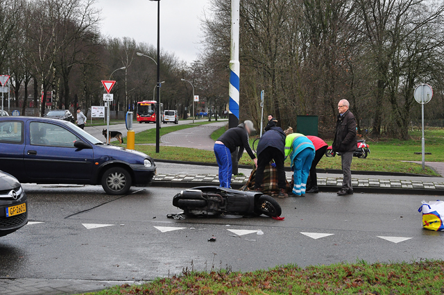Vrouw naar het ziekenhuis na aanrijding op kruising in Waalwijk