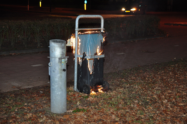 Afvalbak in brand bij Lido Waalwijk