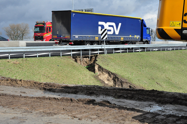 UPDATE: Regen slaat groot gat in talud onder brug A59 Waalwijk-Oost