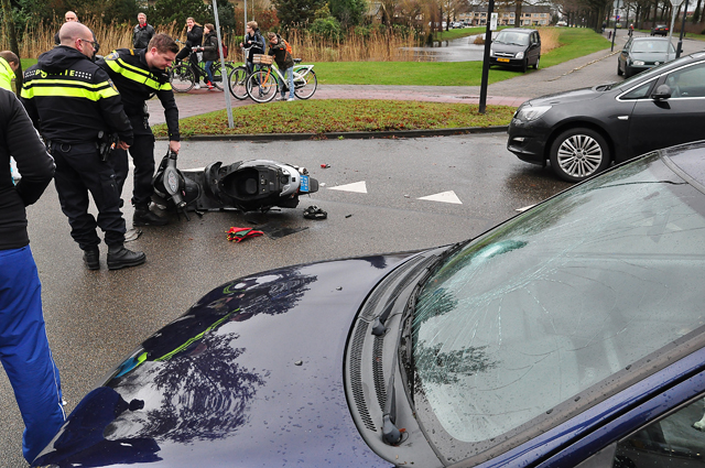 Vrouw naar het ziekenhuis na aanrijding op kruising in Waalwijk