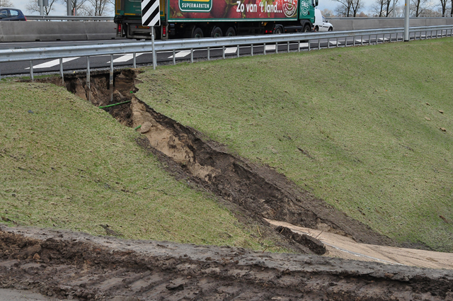 UPDATE: Regen slaat groot gat in talud onder brug A59 Waalwijk-Oost