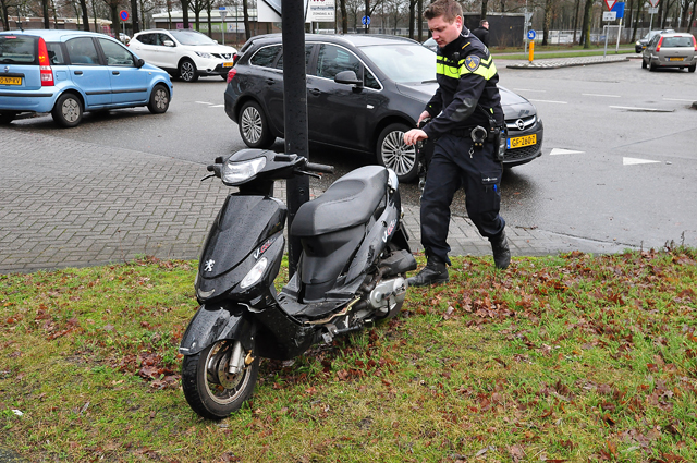 Vrouw naar het ziekenhuis na aanrijding op kruising in Waalwijk