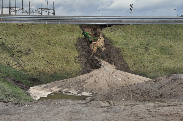 UPDATE: Regen slaat groot gat in talud onder brug A59 Waalwijk-Oost
