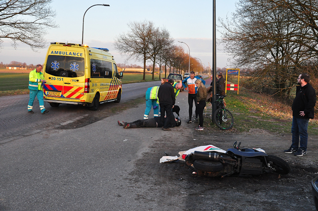 Scooterrijder klapt op auto en raakt gewond in Waalwijk