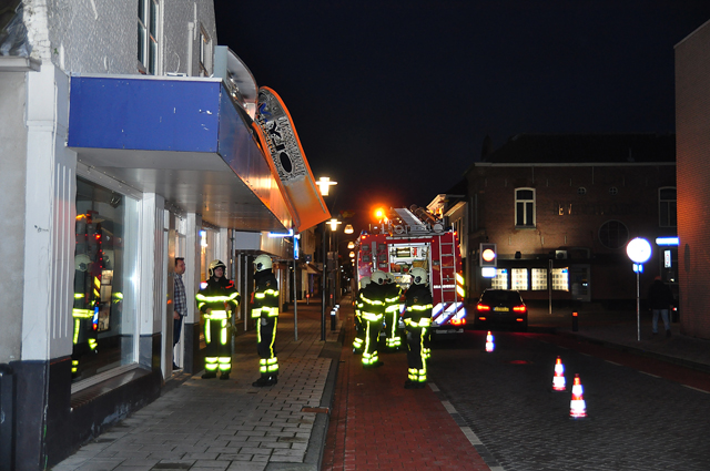 Stormschade bij Olympia uitzendbureau aan de Grotestraat Waalwijk