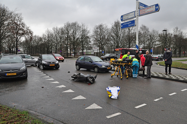 Vrouw naar het ziekenhuis na aanrijding op kruising in Waalwijk