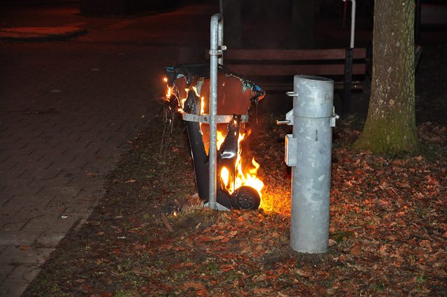 Afvalbak in brand bij Lido Waalwijk