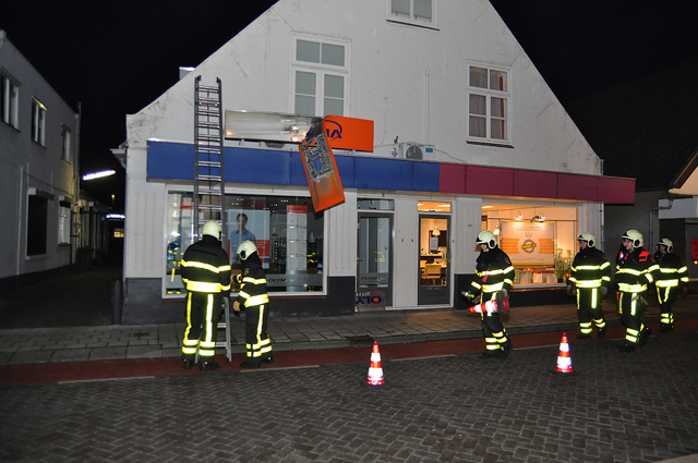Stormschade bij Olympia uitzendbureau aan de Grotestraat Waalwijk