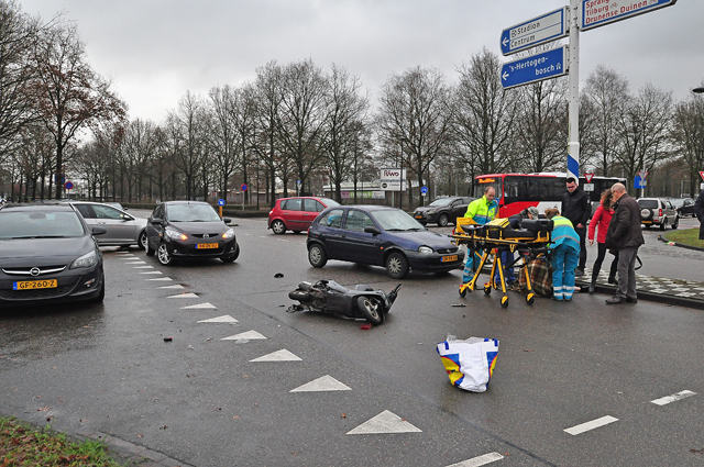 Vrouw naar het ziekenhuis na aanrijding op kruising in Waalwijk
