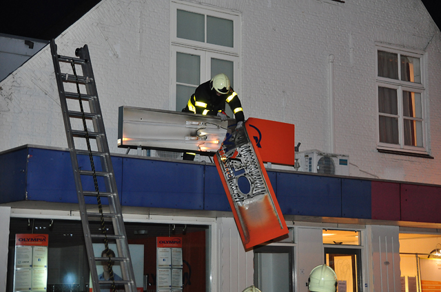 Stormschade bij Olympia uitzendbureau aan de Grotestraat Waalwijk