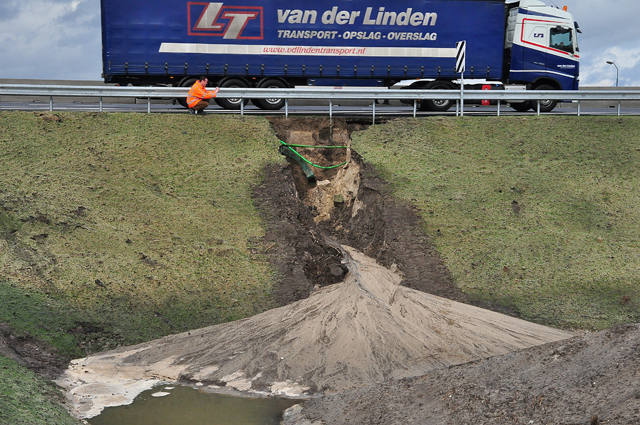 UPDATE: Regen slaat groot gat in talud onder brug A59 Waalwijk-Oost
